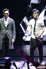 组图：周杰伦开个唱大秀人鱼线 张智霖同台助阵