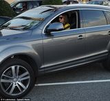 组图：米兰达超市扫货 柠檬黄外套靓丽秀美腿