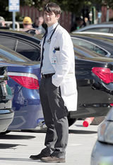 幻灯图集：布鲁姆新片变装 穿白大褂拍《好医生》