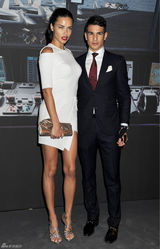 高清组图：巴西超模阿德瑞娜-利玛性感白裙亮相