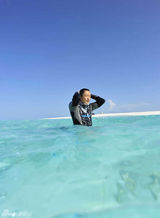 组图：涂松岩海边度假 潜水照曝光潇洒帅气