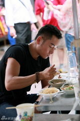 组图：李东学台北逛食街 街边大啖美食吃相萌