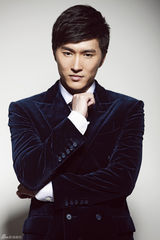 组图：陆昱霖儒雅写真 西装革履秀熟男潮范儿