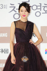 组图：孔孝真亮相青龙红毯 黑色纱裙大秀美背