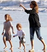 组图：阿尔芭一家海滩享天伦 女儿们赤脚踏浪