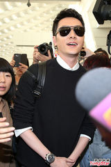 组图:“兰陵王”冯绍峰抵台粉丝挤爆机场引骚乱