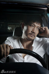 组图：李崇霄最新写真曝光 气质潮男蓄须玩酷