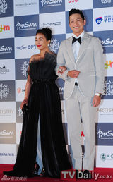 组图：韩国男女影星盛装参加釜山国际电影节