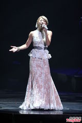 组图：幸田来未开唱变身蓝色妖姬 撅臀秀S曲线