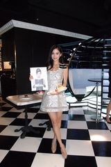 高清图：AngelaBaby为新店造型变身奥黛莉宝贝