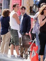 组图：丹尼尔新片片场脸淤青喝冰饮