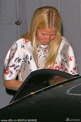 组图：格温妮丝与友进餐 不顾形象丑态百出