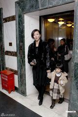 组图:翁虹亮相为朋友庆生 俯身哄女儿大秀性感