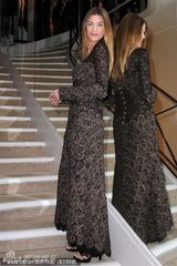 组图：布莱克银裙悦动时尚晚宴 老佛爷帅气亮相