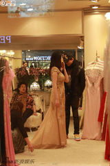 组图：陈晓东携女友试礼服 身材性感气质华贵