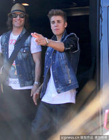 组图：比伯当街献唱谢歌迷 小天王自恋摸发