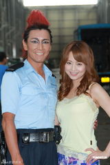 组图：加滕鹰吉泽明步赴港拍《蜜桃成熟时33D》 