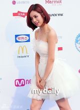 组图：神话李孝利等亮相20代选择颁奖礼蓝地毯