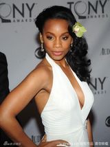 组图：托尼奖红毯星光熠熠 女星斗艳秀腿露肩