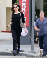 组图：德普双性恋女友街头遛狗 狂发短信疑传情