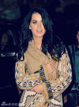 组图：凯蒂-佩里金蟒装现身纽约剧院为粉丝签名