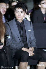 高清图：向海岚现身沪上 与杜鹃出席品牌时装秀