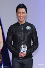 组图：胡杏儿不介意男友夜店被拍 郑嘉颖赞其大方