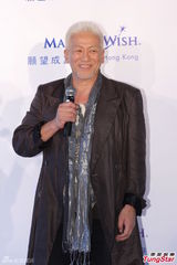 组图：玉置浩二与妻子恩爱 个唱邀李克勤