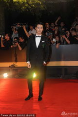 组图：赵寅成亮相红毯 造型帅气展绅士风度