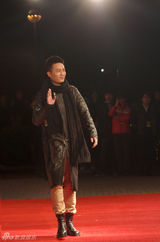 组图：杜淳出席时尚活动 黑色皮衣显劲酷硬朗