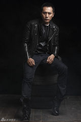 组图：刘烨温暖暗色系写真 厚重感散发人文气息