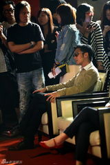 组图：快乐男声启动 谢霆锋当评委墨镜亮相