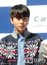 组图：BEAST出席粉丝签名会休闲装显亲和