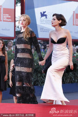 组图：约瑟芬透视装近全裸 和爆乳女星热辣深吻