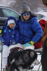 组图：《爸爸》雪乡抢先看 萌娃玩雪脸蛋红扑扑