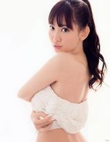 组图：小嶋阳菜性感写真显妩媚 展现玲珑曲线