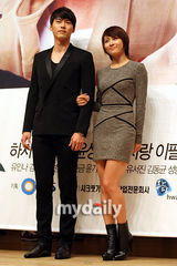 组图：河智苑超短裹身裙宣传新剧 与玄彬亲密挽手