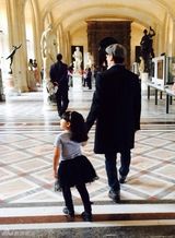 组图：Angela参观卢浮宫 黑纱短裙秀小翘臀