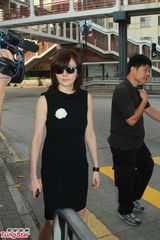 组图：关山大殓仪式 关之琳抵达灵堂痛别父亲