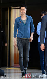 组图：赵仁成韩孝珠休闲亮相活动 比可爱剪刀手