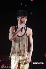 组图：许志安出道25周年红馆开唱 郑秀文捧场