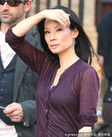 组图：刘玉玲《基本演绎法》片场 干练演绎女版华生