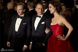 组图：英国皇室捧场007首映 克雷格突发不适