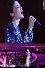 组图：王菲与邓丽君隔空对唱 银色长裙典雅