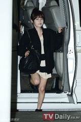 组图：韩团T-ara赴越南便装亮相机场