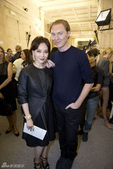 组图：陈数巴黎时装周看秀 纯色质感皮衣妩媚