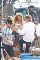 组图：希安-拉博夫和女主角《变形金刚3》片场来电