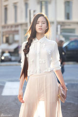 高清组图：温心法国戛纳浪漫街拍 裸色纱裙素雅