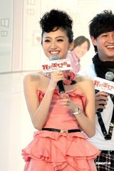 幻灯图：何润东给“美女老板”景甜当“男佣”