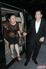 组图：应采儿剖腹诞男婴 谢天华等入院探望